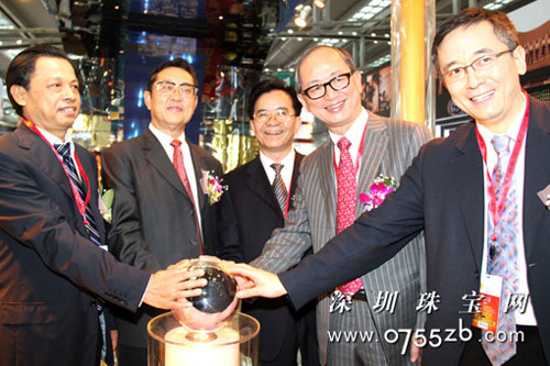 領(lǐng)導(dǎo)和嘉賓共同為翠綠揭幕(從左往右分別為翠綠公司董事長黃炳標(biāo)、國土資源部原部長、中國珠寶玉石首飾行業(yè)協(xié)會會長孫文盛、深圳市黃金珠寶首飾行業(yè)協(xié)會會長許錦池、世界黃金協(xié)會遠(yuǎn)東區(qū)董事總經(jīng)理鄭良豪、世界黃金協(xié)會大中華區(qū)總經(jīng)理王立新)