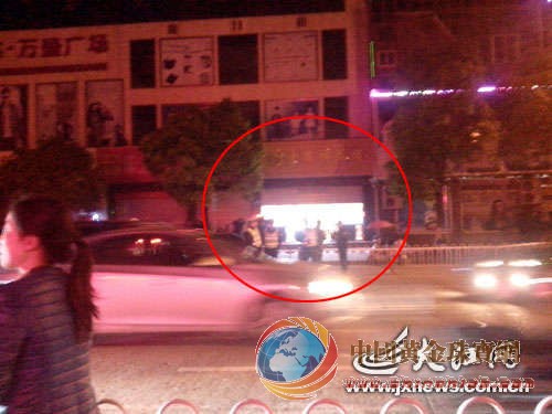 江西玉山金店價值百萬元黃金首飾遭持槍搶劫