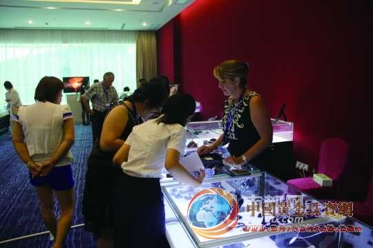 <p>    原材料成本增加和市場供不應求推高玉石價格。</p>