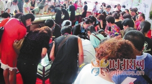 “珠寶直銷惠”火爆廣州、深圳、上海等地，上萬市民排隊搶購鉆戒。這次舉辦首屆“珠寶直銷惠”，價格太實惠，預計將掀起搶購潮