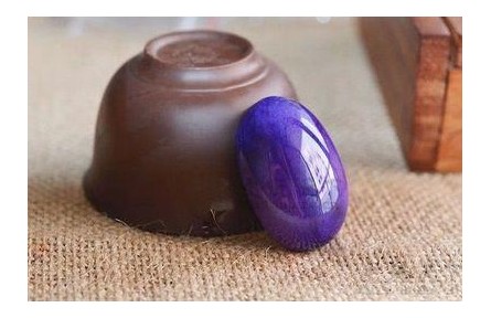 一提到“滿綠翡翠”,你們首先想到價格高昂,是珍品。那么到底什么是滿綠翡翠呢?滿綠翡翠為什么那么貴呢?收藏價值如何呢?下面是從幾個上面對滿綠翡翠的介紹,對滿綠翡翠感興趣的朋友可以了解一下!