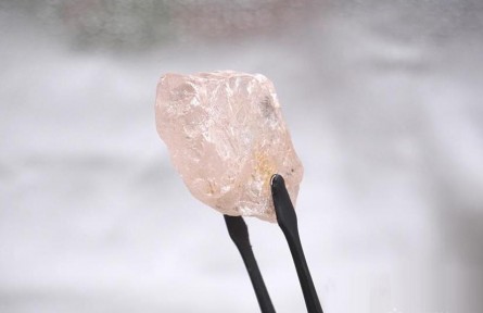 安哥拉開采出300年來全球最大粉鉆,重達170克拉