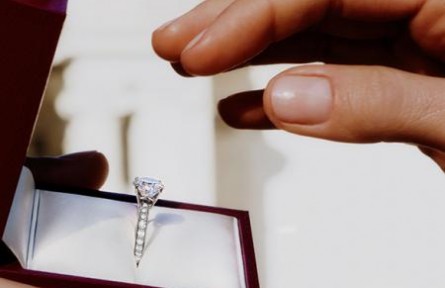 英媒:俄羅斯制裁連鎖效應明顯,訂婚鉆戒價格上漲10%