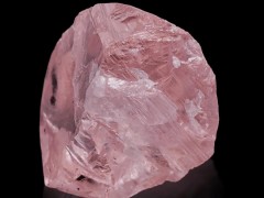 一顆重32.32克拉的粉紅色鉆石原石，1380萬美元（約8800萬人民幣）的成交。