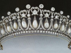 英國戴安娜王妃紀念展覽:王妃的珍珠王冠和項鏈