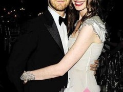 安妮·海瑟薇秀訂婚戒指宣布訂婚