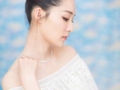 張碧晨、李沁佩戴戴比爾斯珠寶亮相國(guó)劇盛典