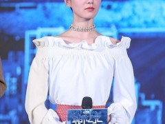 劉詩詩出席電影發(fā)布會 佩戴珍珠首飾演繹復古風情