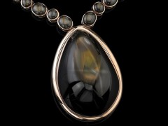 Robert Procop發布Angelina Jolie 合作款星光藍寶石項鏈