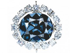 10363克拉藍寶石形似一把劍 內部自行發光