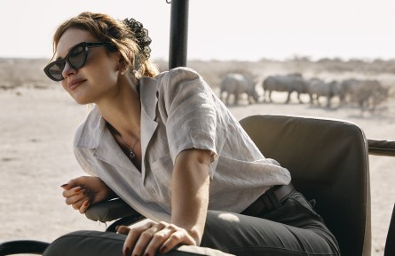 天然鉆石協會全球大使莉莉·詹姆斯（Lily James）造訪博茨瓦納