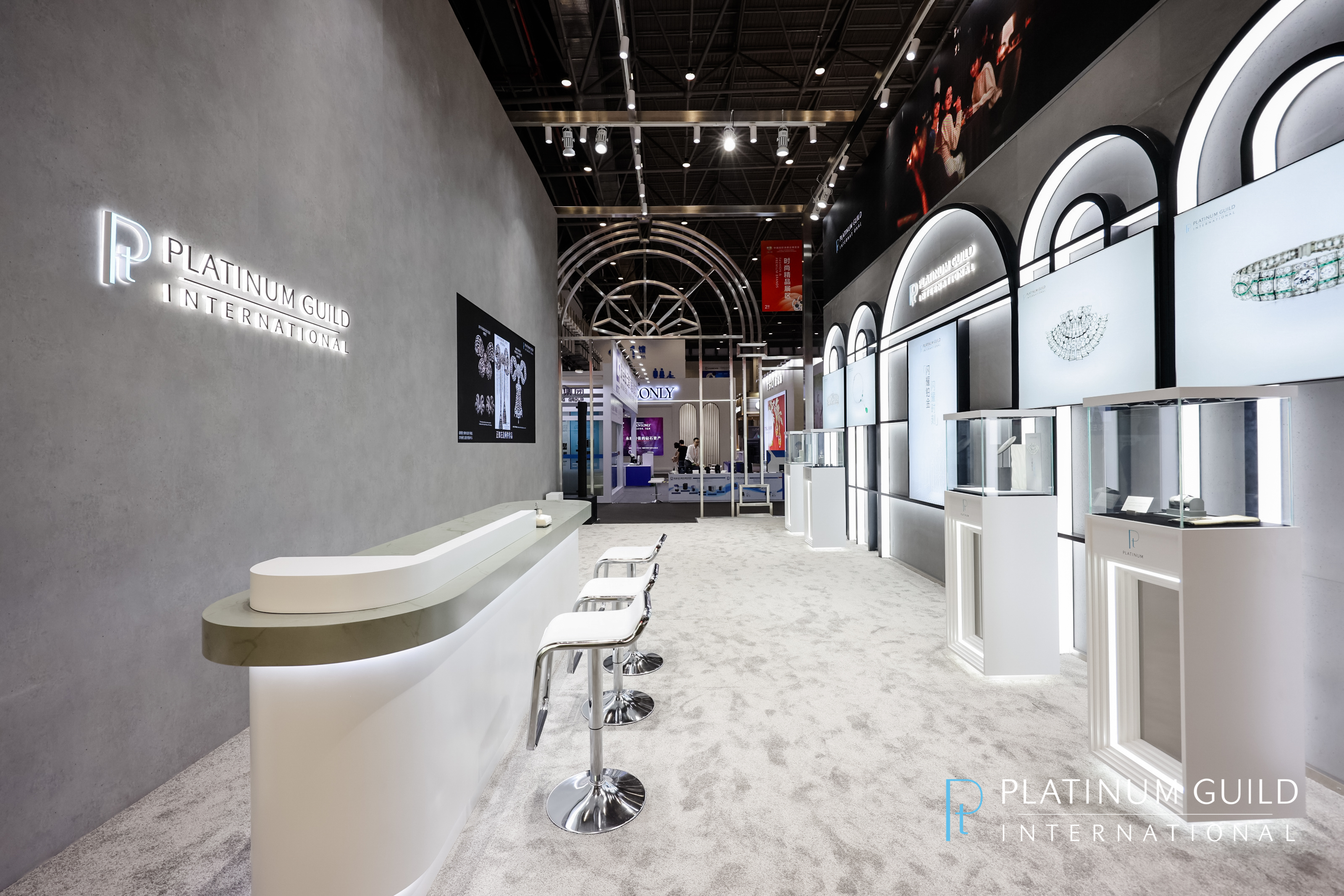 C:\Users\lenovo\Desktop\4.13新聞稿\9.消博會現場古董珠寶展區.JPG9.消博會現場古董珠寶展區