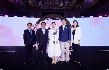 花耀盛綻 一見“清”心 亞一攜代言人海清共同亮相年度合作伙伴大會
