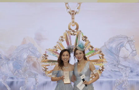 「六福珠寶賽馬日」星光熠熠,張曦雯聯(lián)同2024年度香港小姐演繹時尚閃飾秀,眾星到場支持